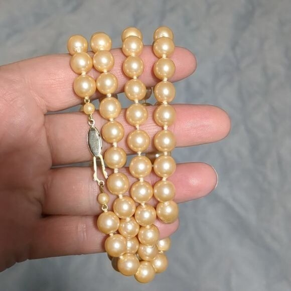Elegant Faux Pearl Necklace - Picture 8 of 10